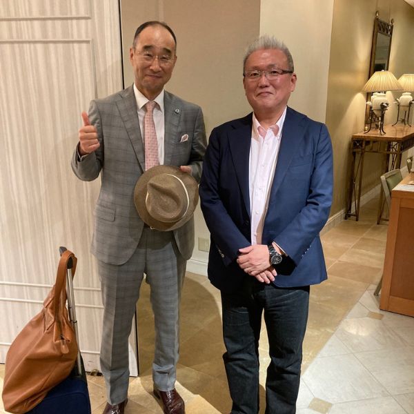 右は坂本孝行社長　左は筆者